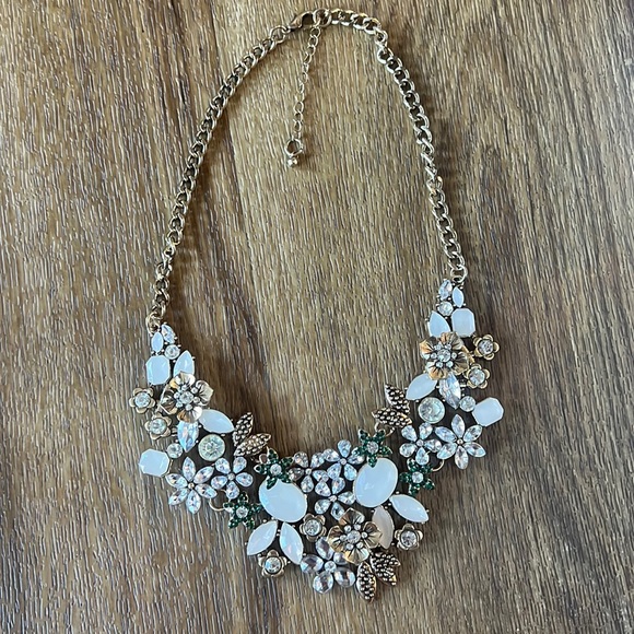 Jewelry - Womens floral necklace
